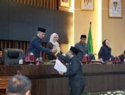 Pemkab Barru Teken APBD Perubahan 2025, Publik Menanti Realisasi Program