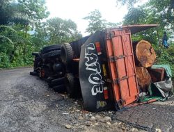 Truk Bermuatan 7 Ton Terbalik di Barru, Polisi Imbau Pengemudi Lebih Waspada