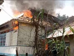 Kebakaran Diduga Korsleting Listrik Hanguskan Bagian Depan Rumah Panggung di Gattareng